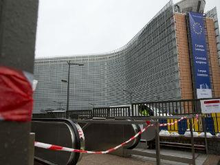 Η δράση των τρομοκρατών αναμένεται να ενισχύσει και τους δεξιούς ευρωσκεπτικιστές. Δεν αποκλείεται οι σκηνές από την Ειδομένη και τον Πειραιά να συνδυαστούν με τις σκηνές φρίκης από τις Βρυξέλλες για να ενισχύσουν την δυναμική του Brexit στο Ηνωμένο Βασίλειο. Ήδη η κυβέρνηση των Συντηρητικών έχει διχαστεί στο θέμα και ο πρωθυπουργός κ. Κάμερον διαπιστώνει ότι το δημοψήφισμα μπορεί να οδηγήσει σε εντυπωσιακές εξελίξεις, ίσως και στην απομάκρυνσή του από την πρωθυπουργία.